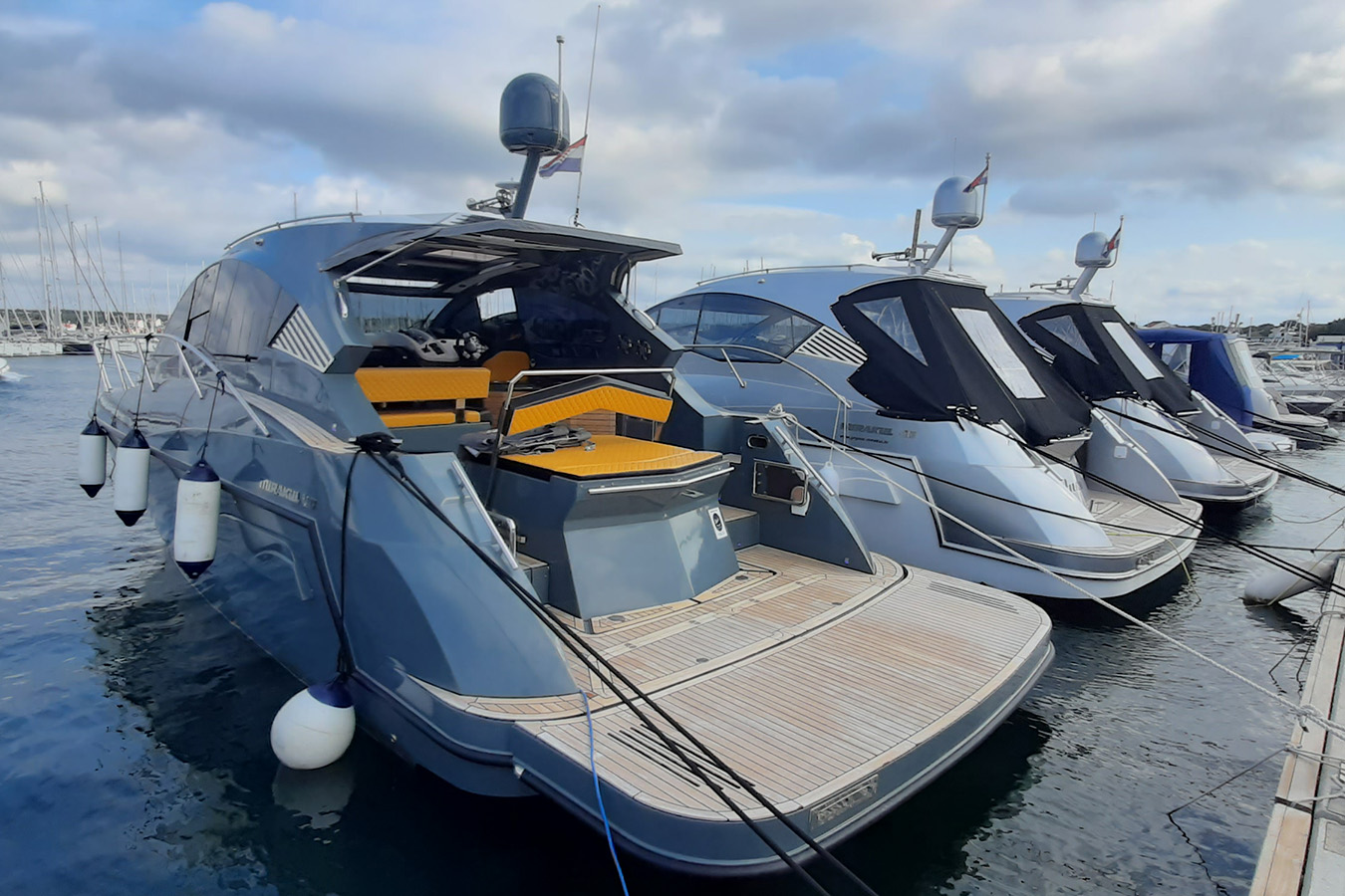 Flota modernih jahti na vezu u Biogradu; prostrana krma i sunčalište – odličan izbor za najam plovila u Hrvatskoj i privatni charter