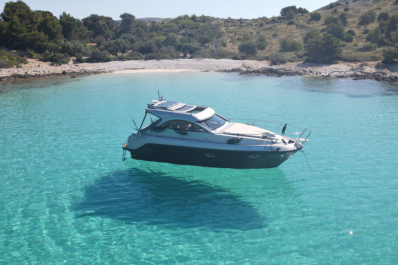Kompaktna jahta mirno pluta u kristalno čistom moru – savršeno za intimni najam jahti u Hrvatskoj i dnevne izlete sa skiperom