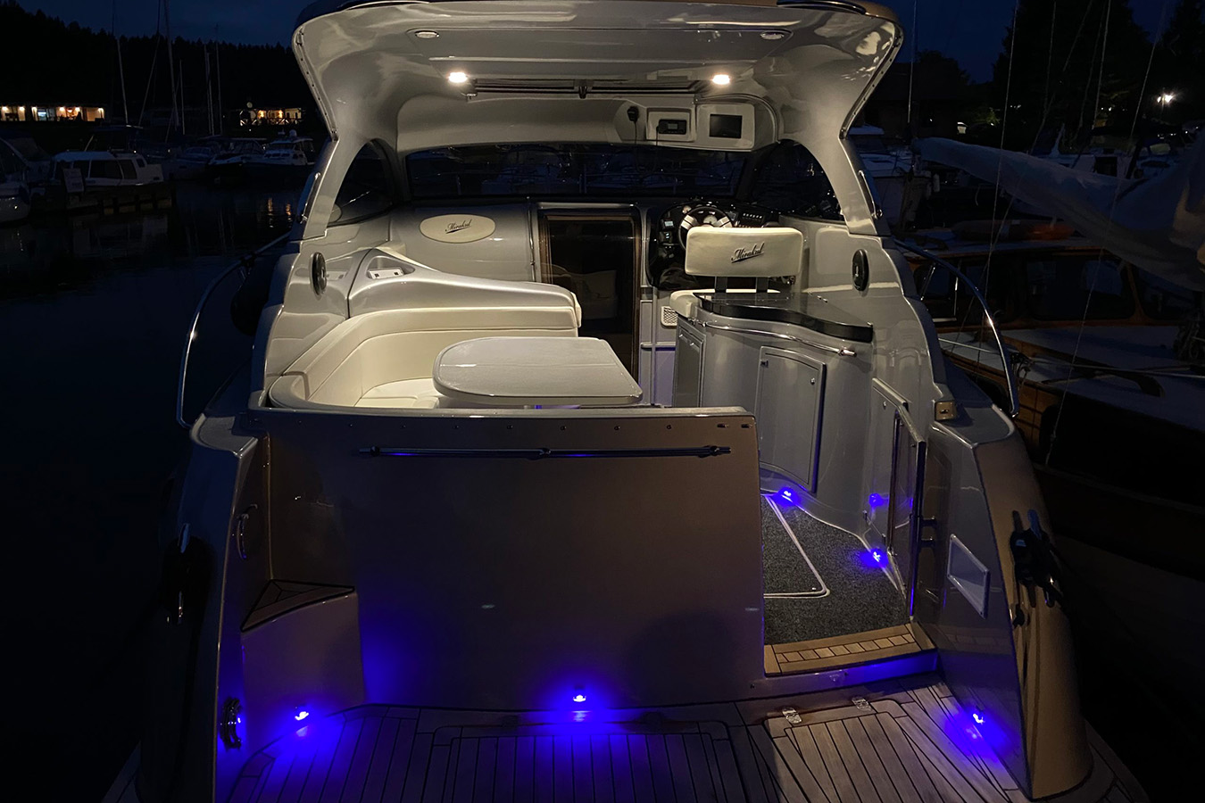 Noćno osvijetljen kokpit luksuzne sportske jahte Mirakul30 u marini Biograd na moru, spremno za charter