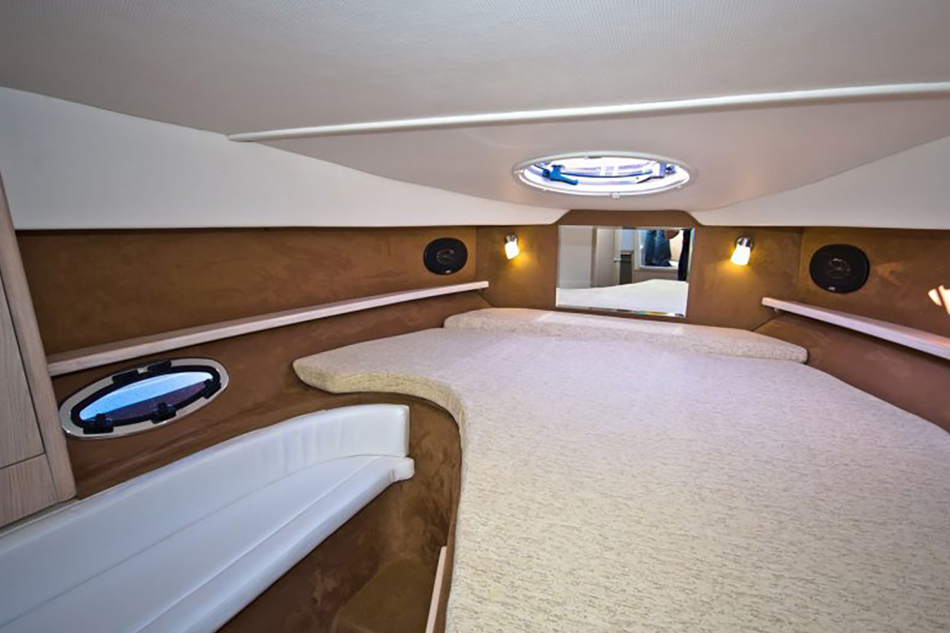 Prostrana prednja kabina charter jahte Mirakul30 s okruglim otvorom