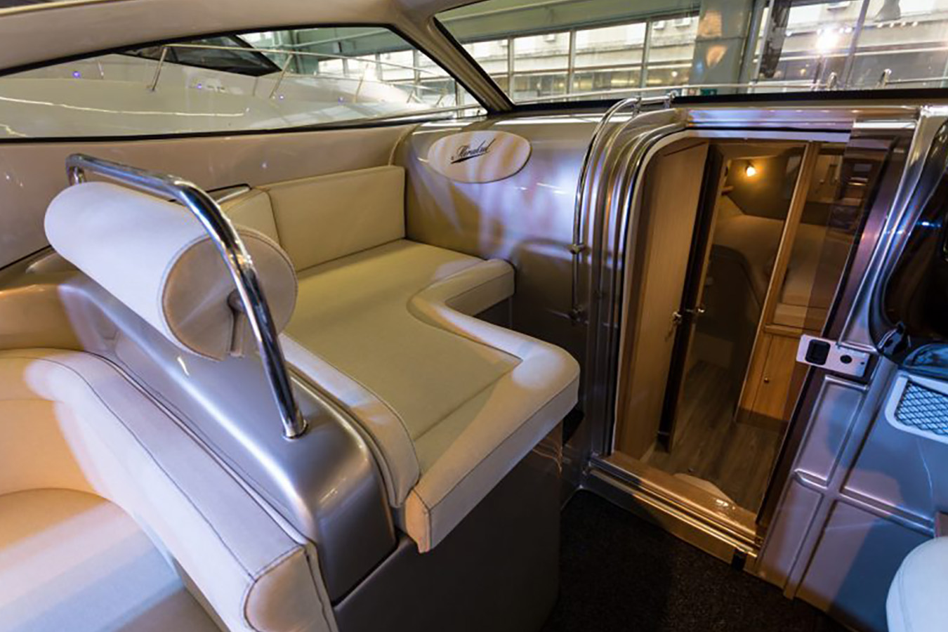 Ulaz u interijer s udobnim sjedištima na Mirakul 30 sportskoj charter jahti