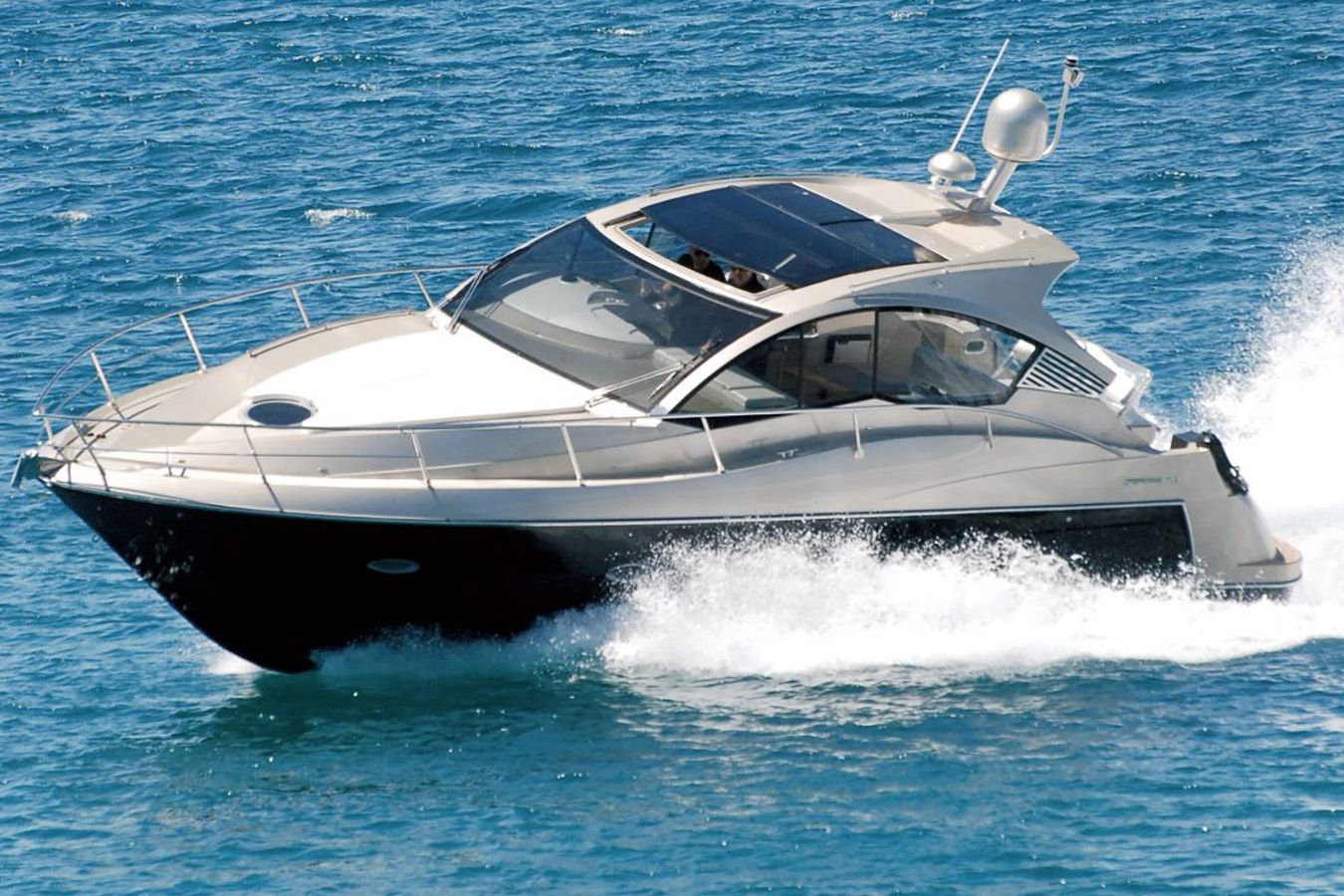 luksuzna jahta u planiranju na otvorenom moru; hard-top s panoramskim staklom, čist bijelo-srebrni pramac i crni trup koji presijeca valove