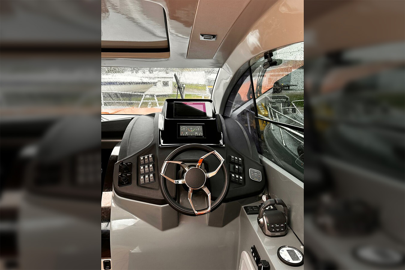 Bliski prikaz kormilarnice s upravljačem na charter jahti Mirakul