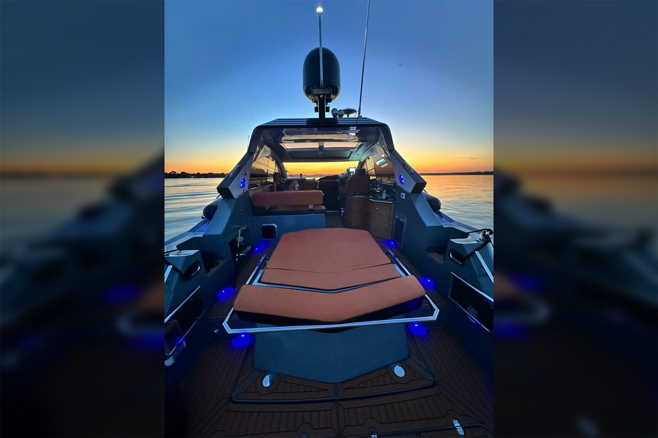 Kokpit luksuzne jahte Mirakul 40 s velikim sunčalištem u suton