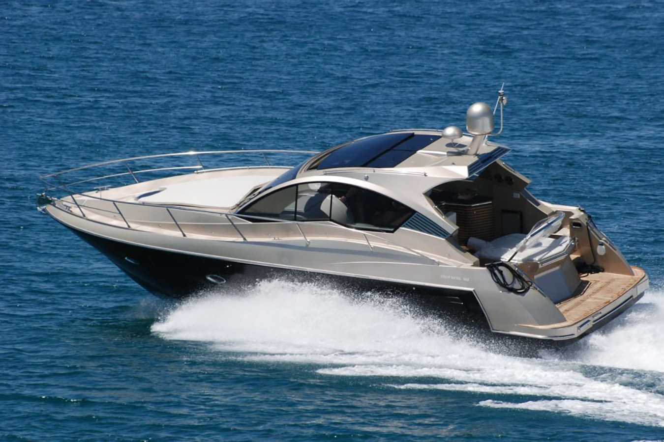 Sportka charter jahta Mirakul 40 u plovidbi velikom brzinom