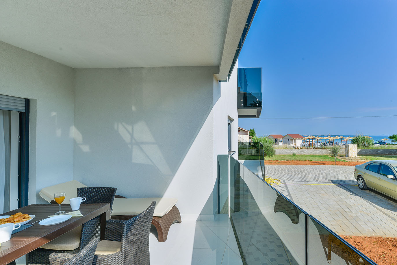 Moderan balkon s pogledom na more i vanjskim namještajem, idealan za smještaj u apartmanima na Viru