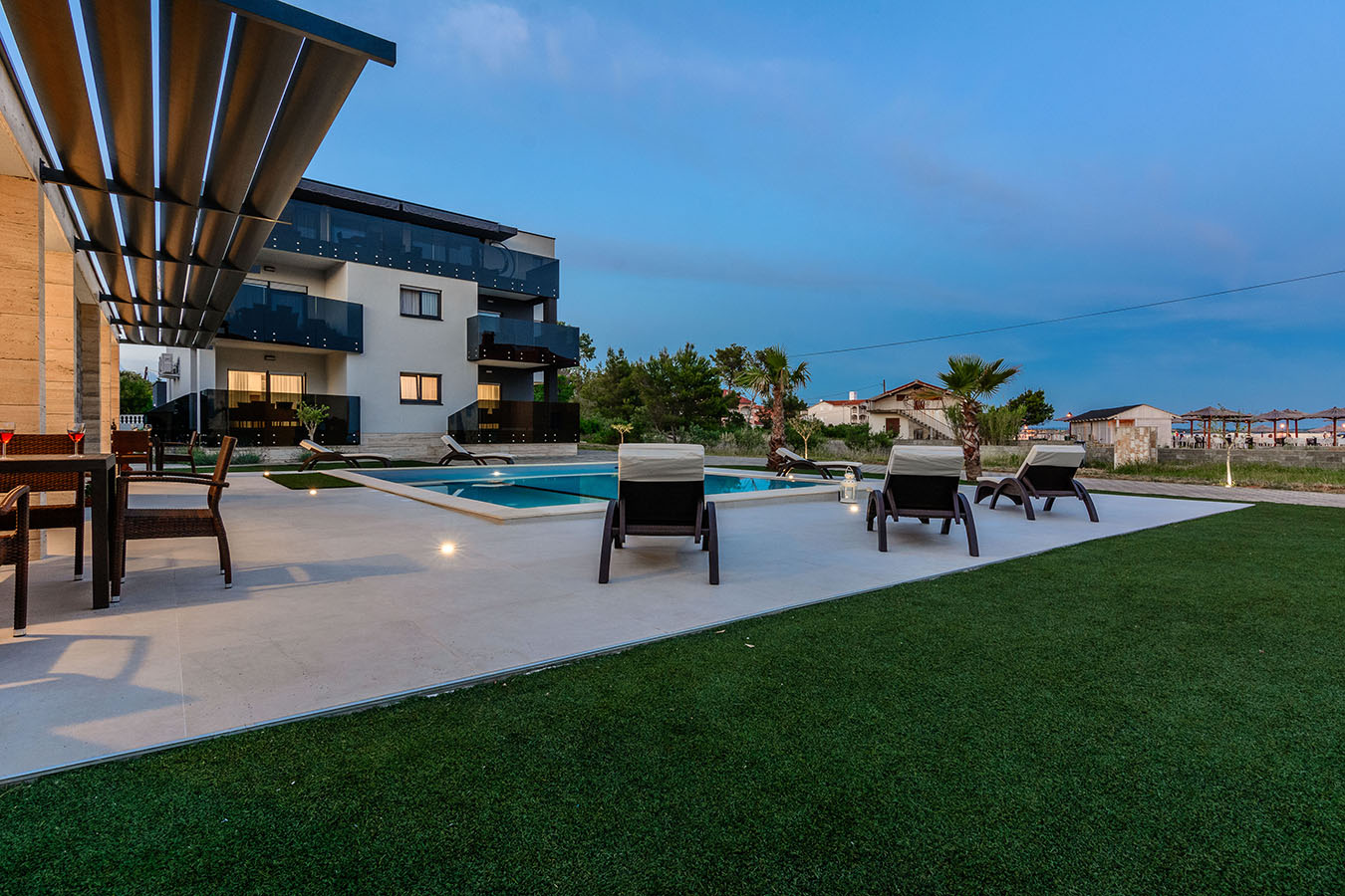 Moderni apartmanski kompleks Resort Mirakul na otoku Viru s bazenom i vanjskim prostorom za opuštanje, nudeći luksuzni smještaj