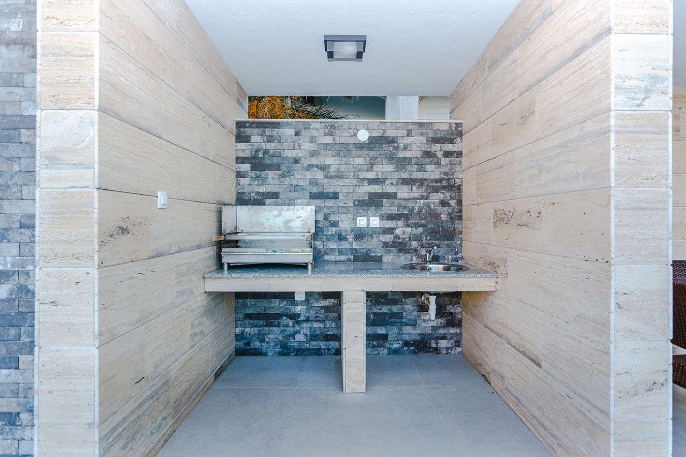 Natkrivena vanjska kuhinja s roštiljem u Resortu Mirakul, praktična zona za druženje nakon dana na plaži