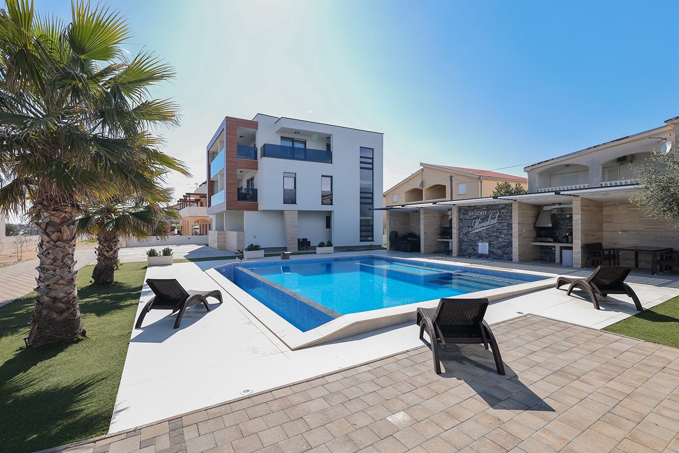 Novouređeni Resort Mirakul uz plažu Jadro