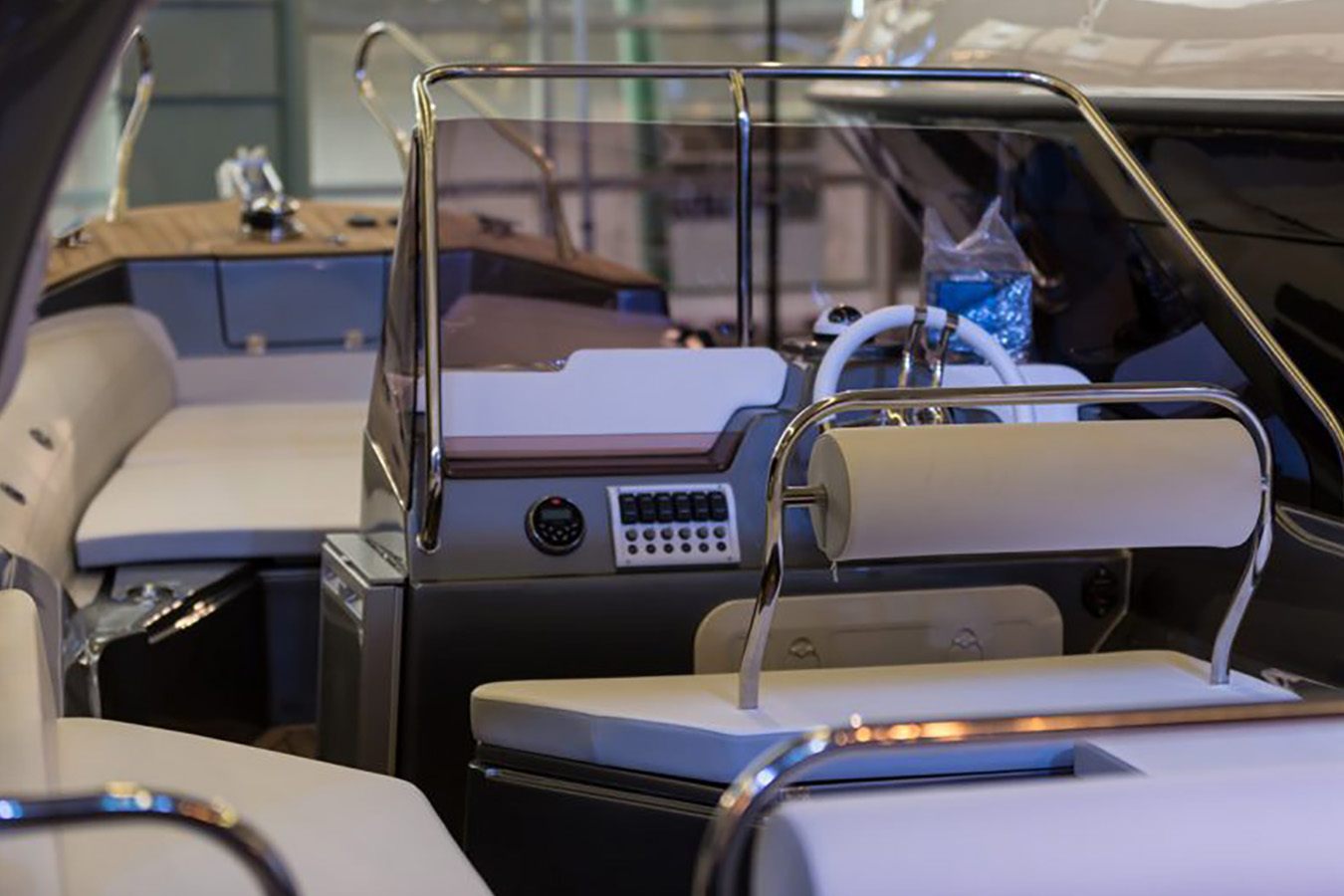 Kokpit modernog luksuznog gumenjaka prikazuje bijeli volan, instrument ploču s komandama i jastuke svijetlih boja