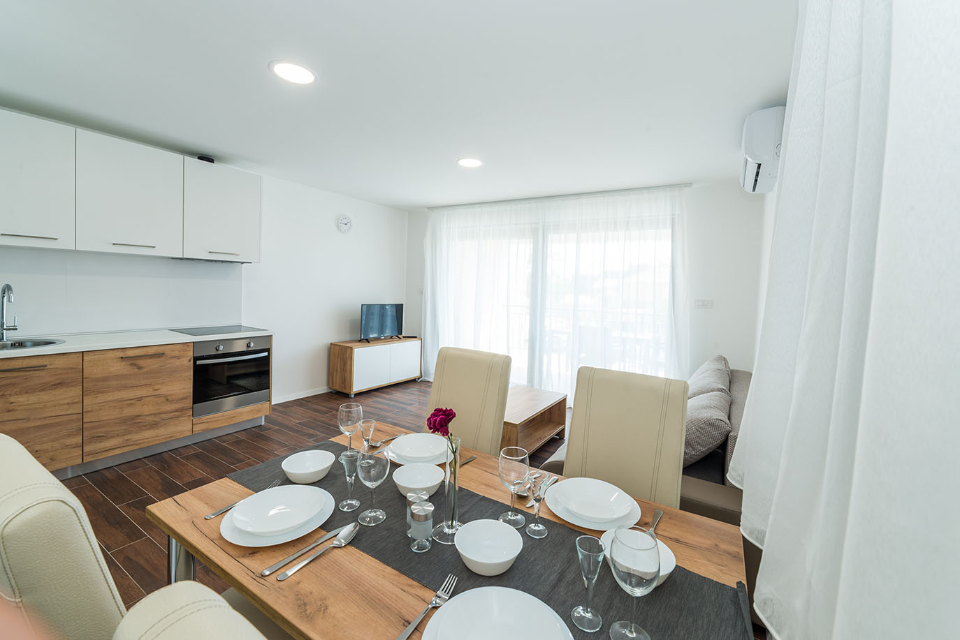 Moderan, otvoreni apartman u Viru s potpuno opremljenom kuhinjom, blagovaonicom postavljenom za goste i ugodnim dnevnim boravkom sa sofom i TV-om