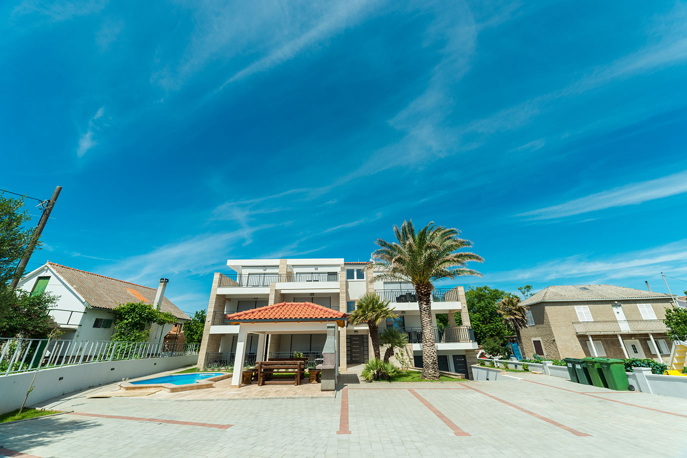 Prednji pogled na Villu Mirakul pod vedrim nebom — apartmani Vir blizu plaže