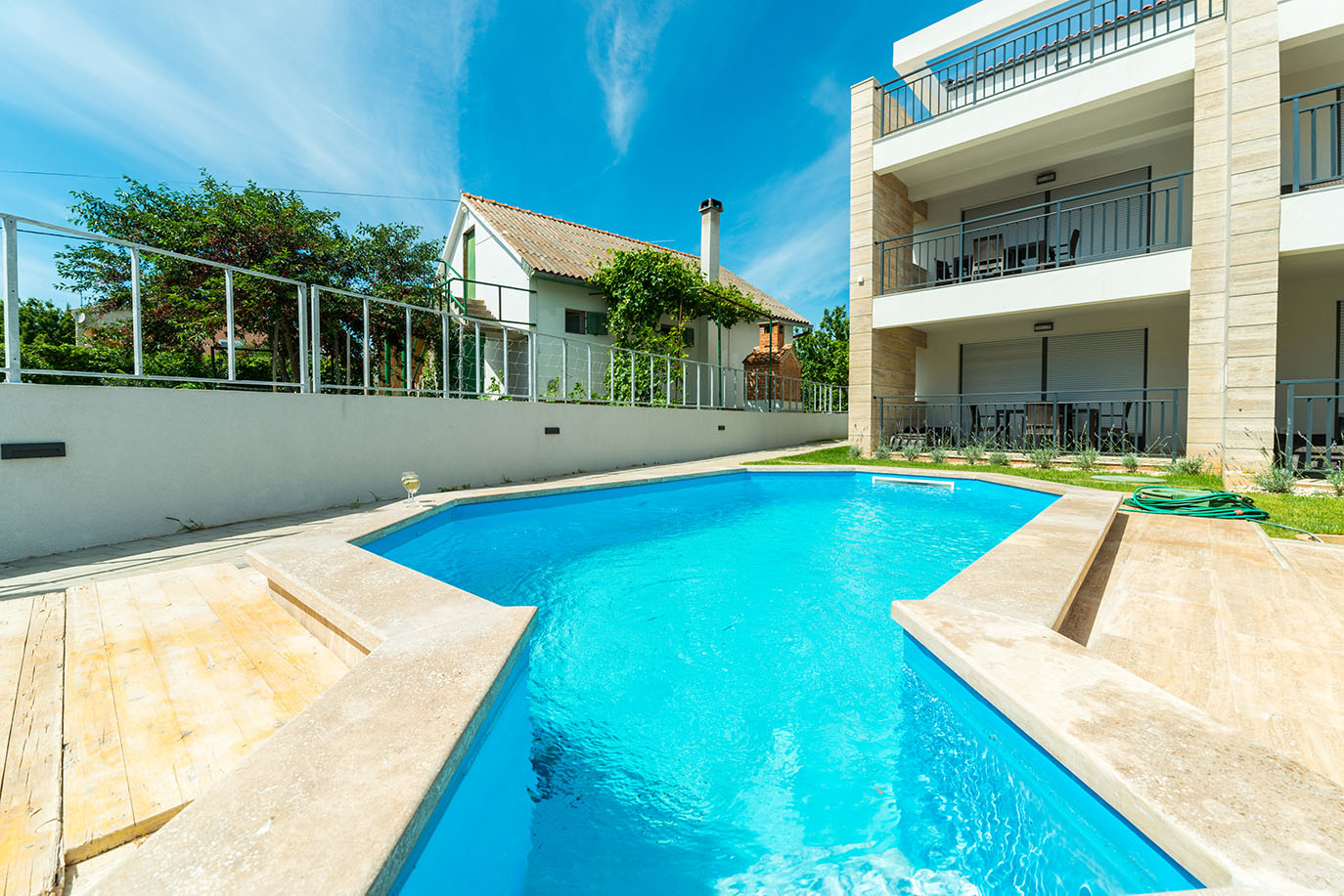 Pogled iz bazena prema terasi prizemlja, Villa Mirakul — smještaj otok Vir